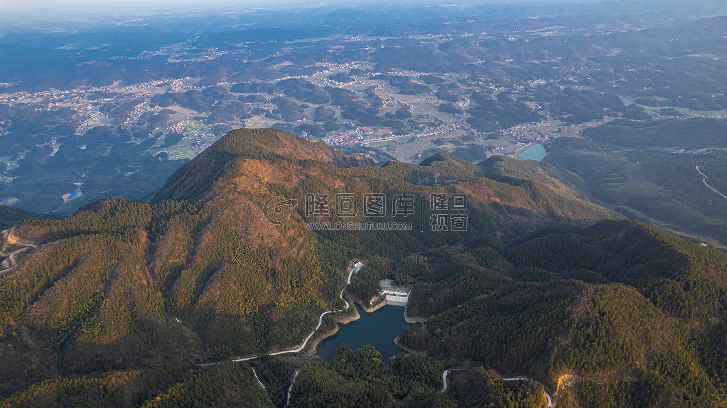 山顶的九龙山水库