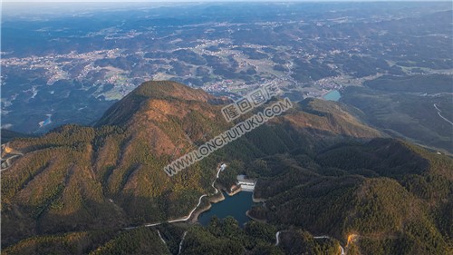 山顶的九龙山水库