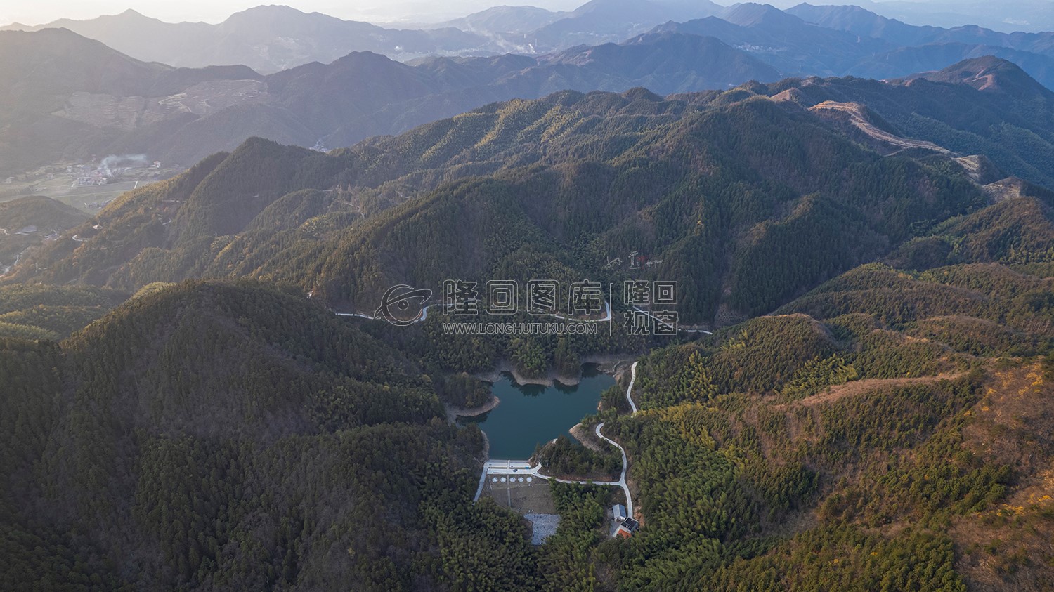 山顶的九龙山水库