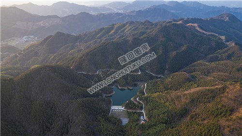 山顶的九龙山水库