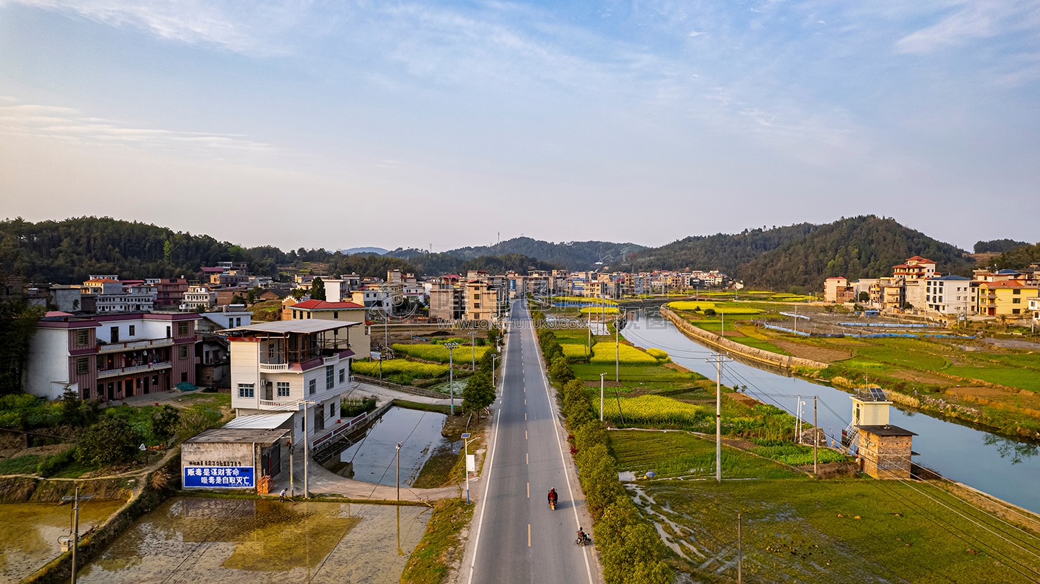 隆武公路穿过村庄