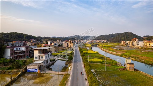 隆武公路穿过村庄