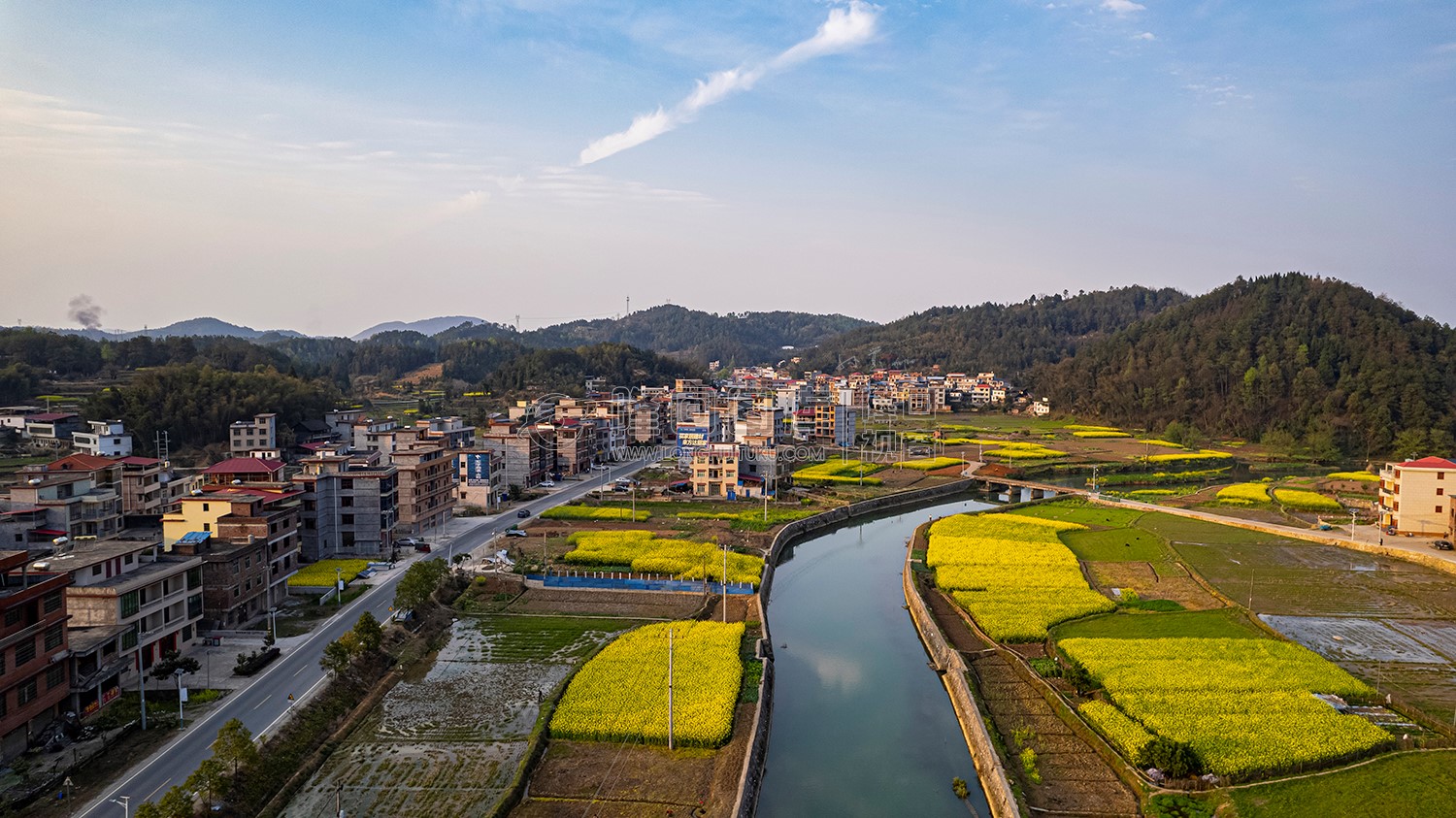 紫阳河旁的村庄