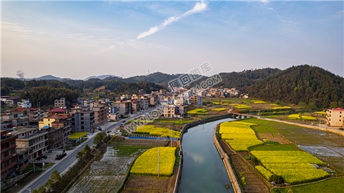 紫阳河旁的村庄