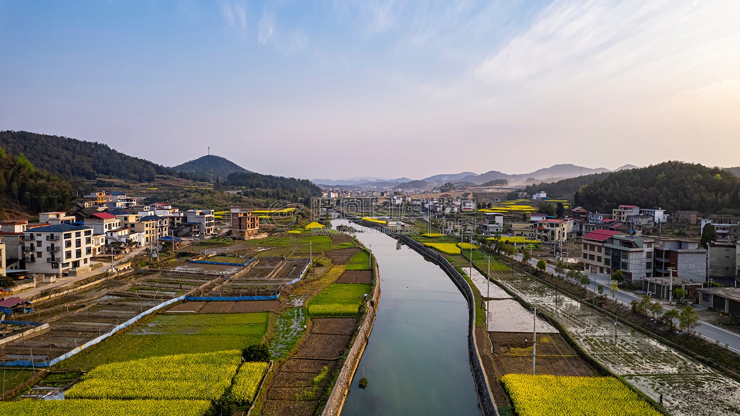 小江河两边的村庄