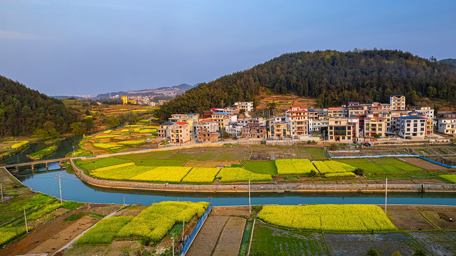 紫阳河旁的杨家桥村落