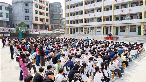 学生们在操场听法制科