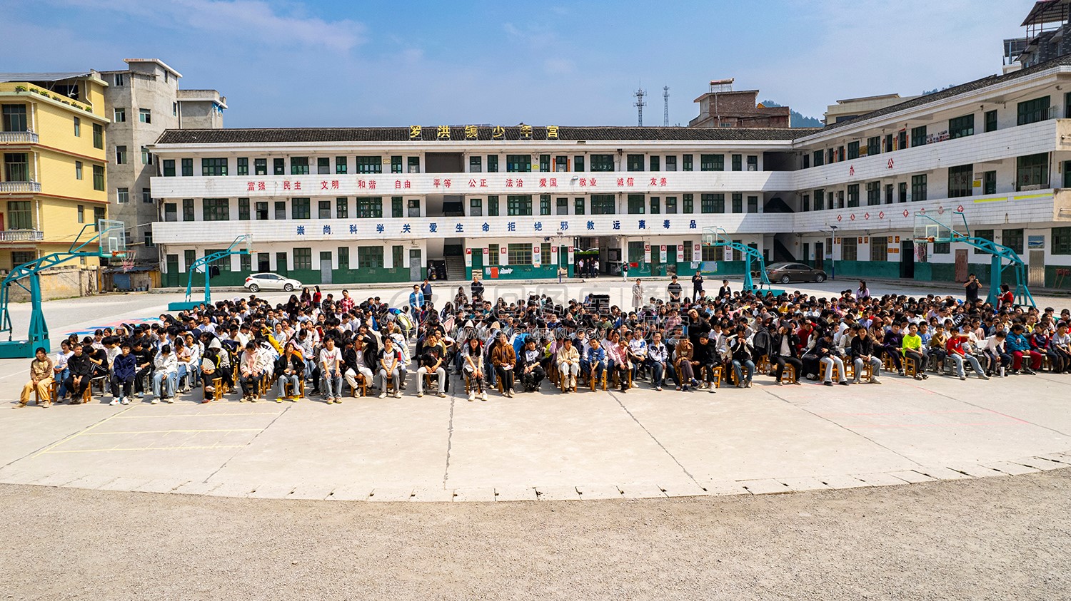 罗洪中学的学生们