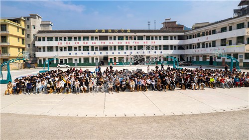 罗洪中学的学生们