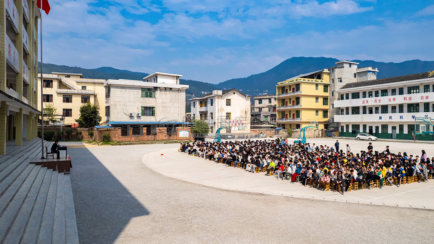 学生们在操场听课