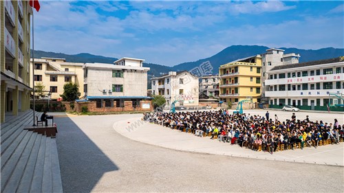 学生们在操场听课