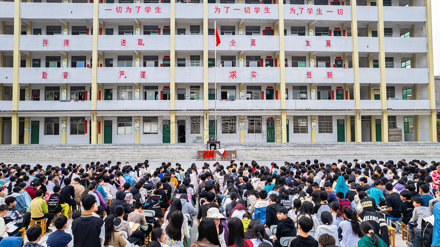 学生们在操场听法制科