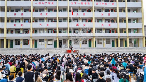 学生们在操场听法制科