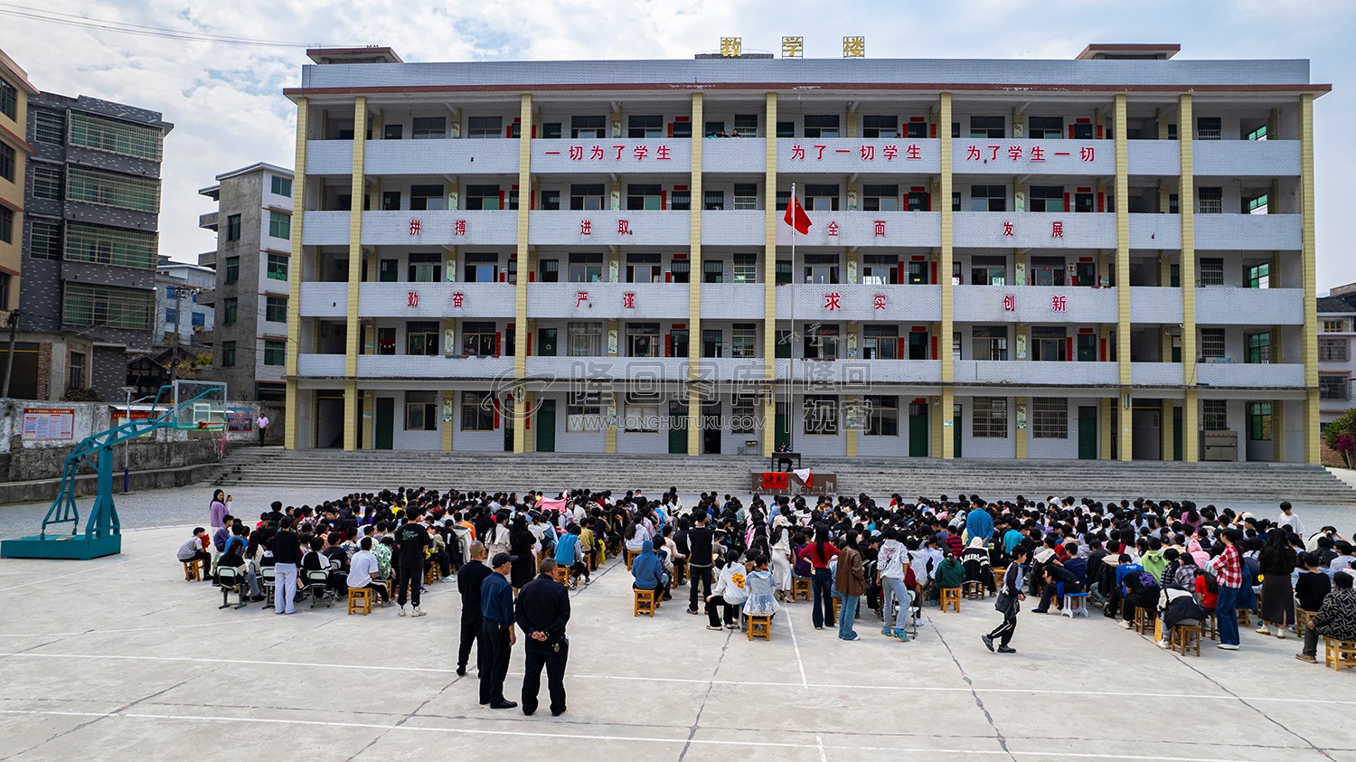 罗洪中学的学生们