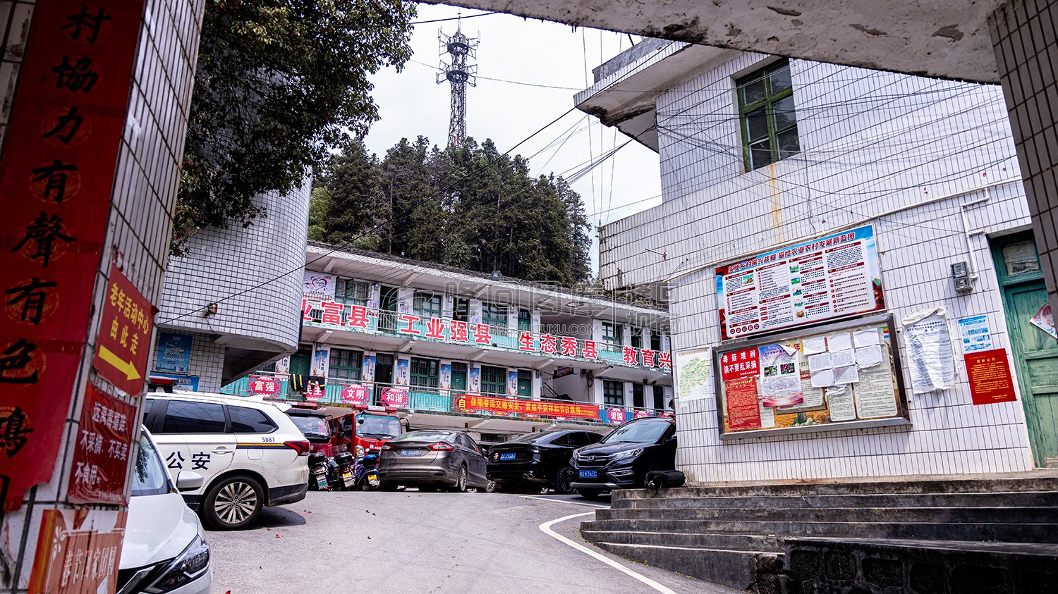 罗洪镇政府大门口