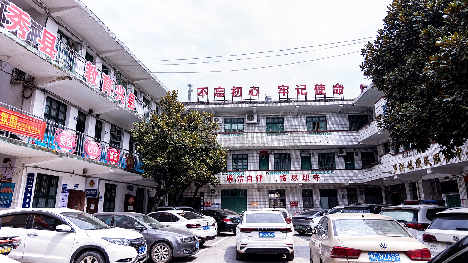 罗洪镇政府大院