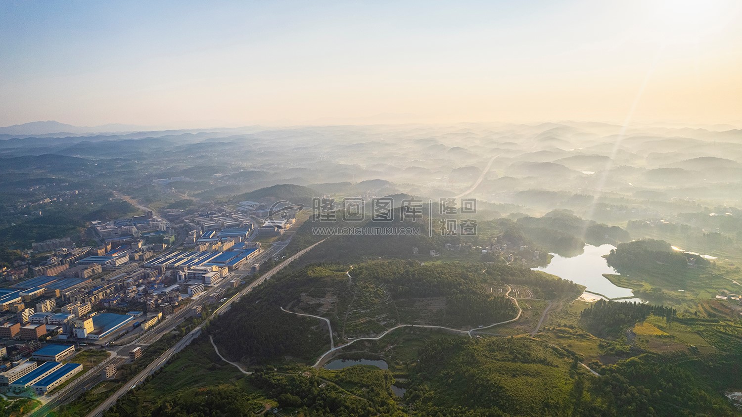 工业园旁烟霞村乡村日出