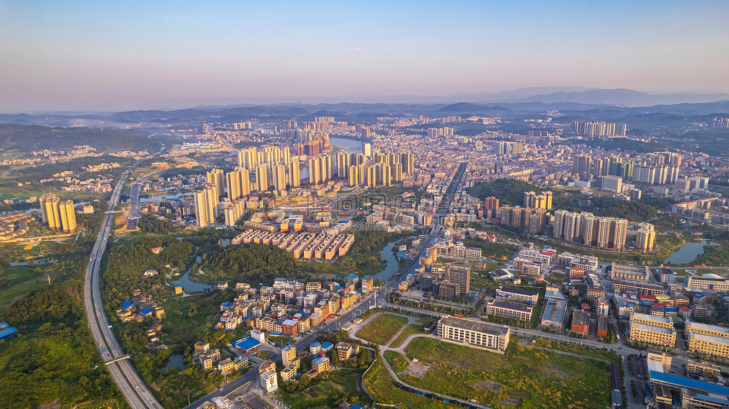 思源学校辰河世家方向