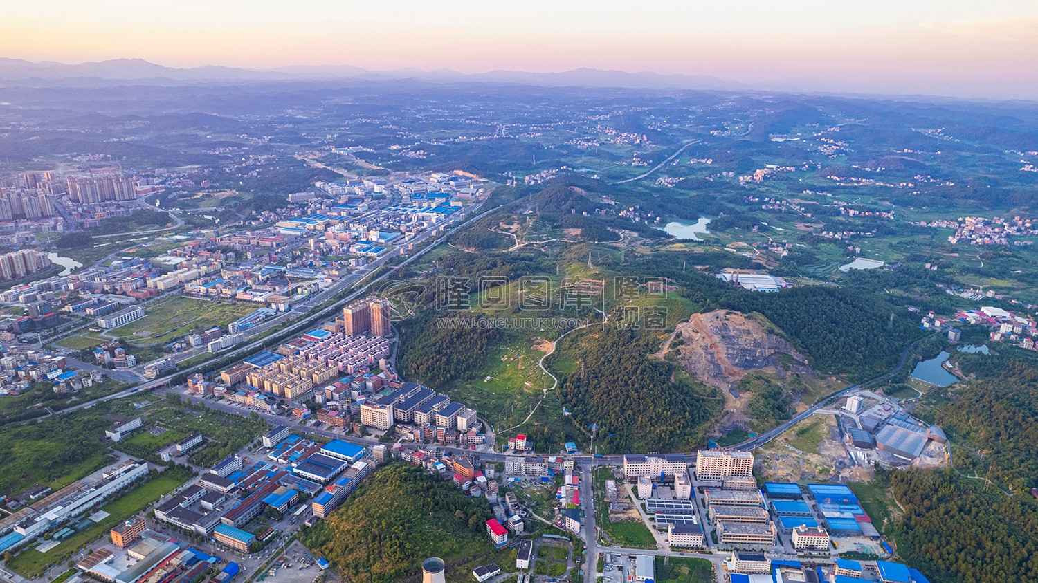 工业园旁上的罗家大岭