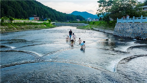 鱼鳞坝上玩水小朋友