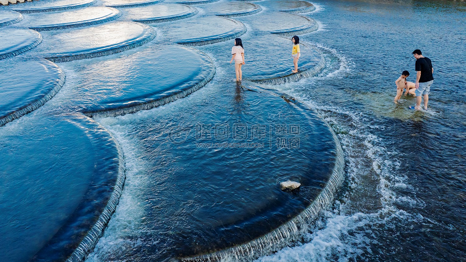 水中游玩的小朋友