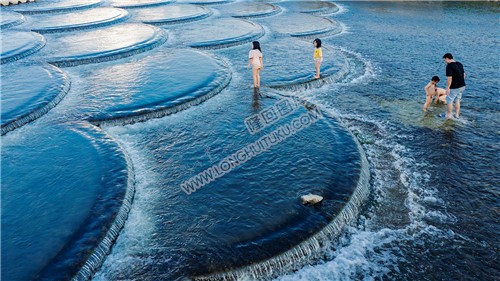 水中游玩的小朋友