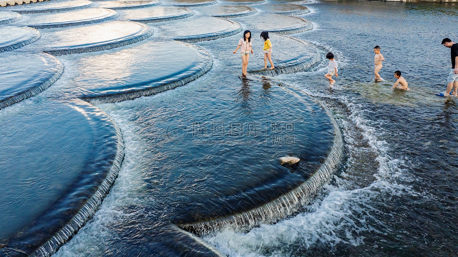 鱼鳞坝上玩水的小朋友