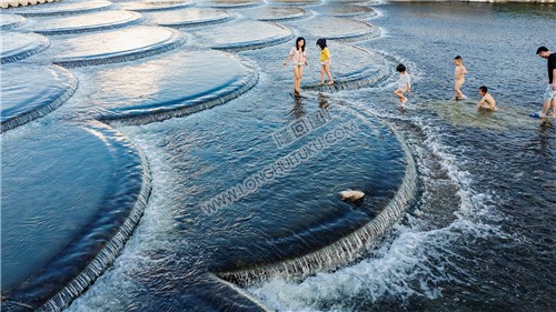 鱼鳞坝上玩水的小朋友