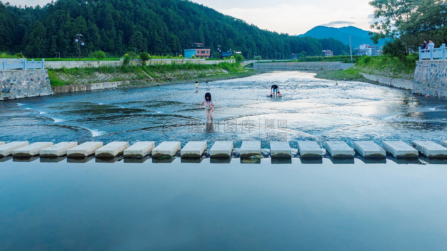 鱼鳞坝下玩水的小朋友