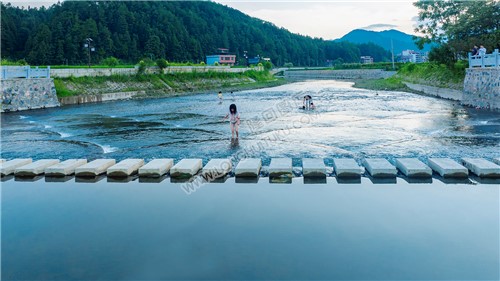 鱼鳞坝下玩水的小朋友