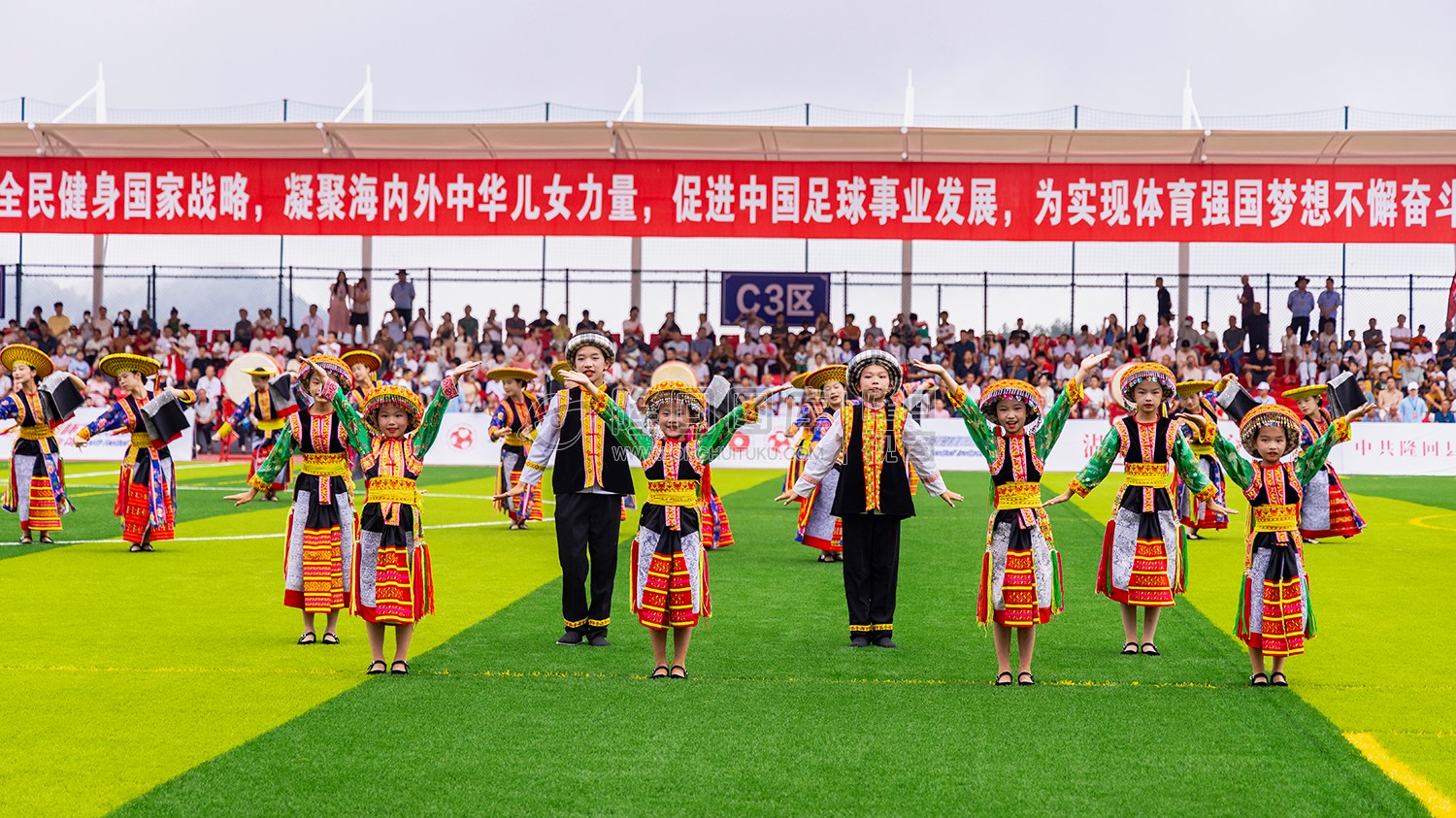 草原小学孩子们表演节目
