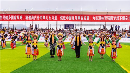 草原小学孩子们表演节目