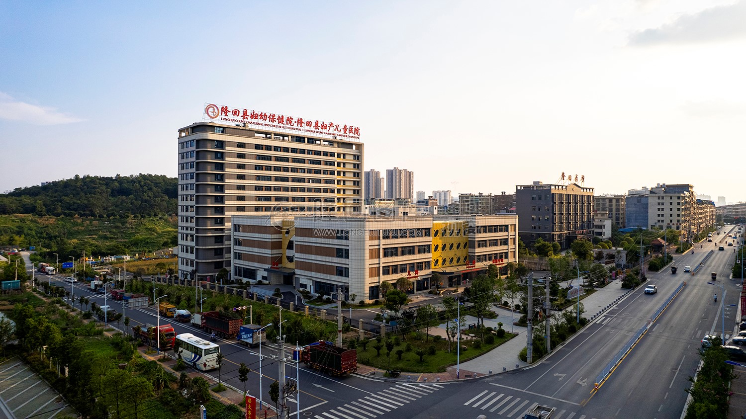 白里路旁的隆回妇幼保健院