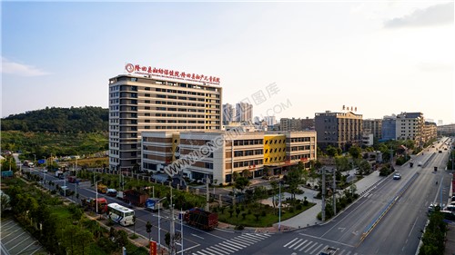 白里路旁的隆回妇幼保健院