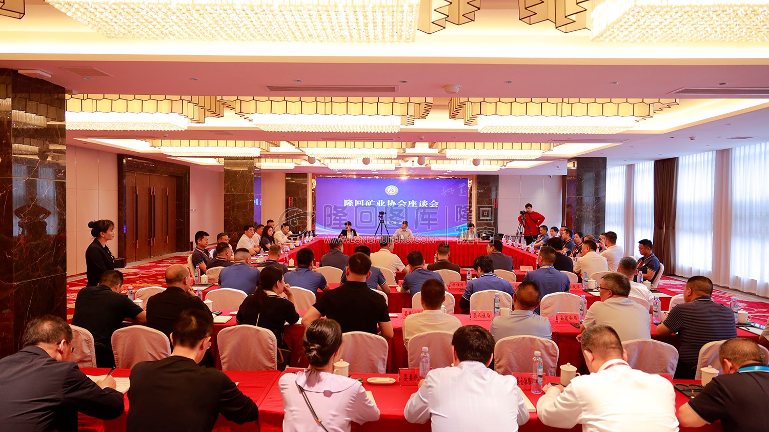 杨韶辉出席隆回矿业协会座谈会