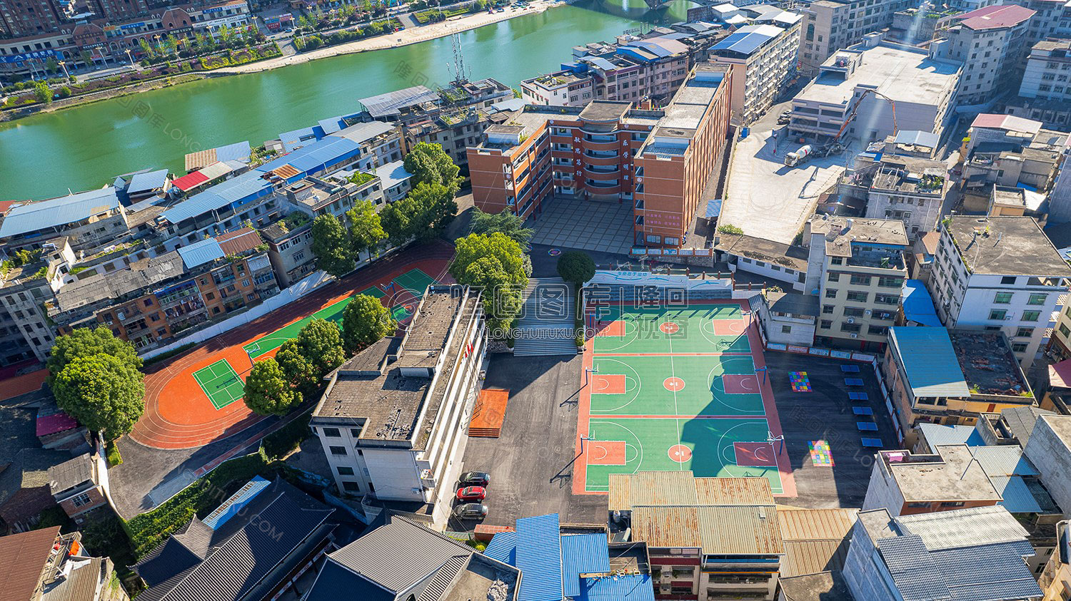 赧水河畔的群贤小学