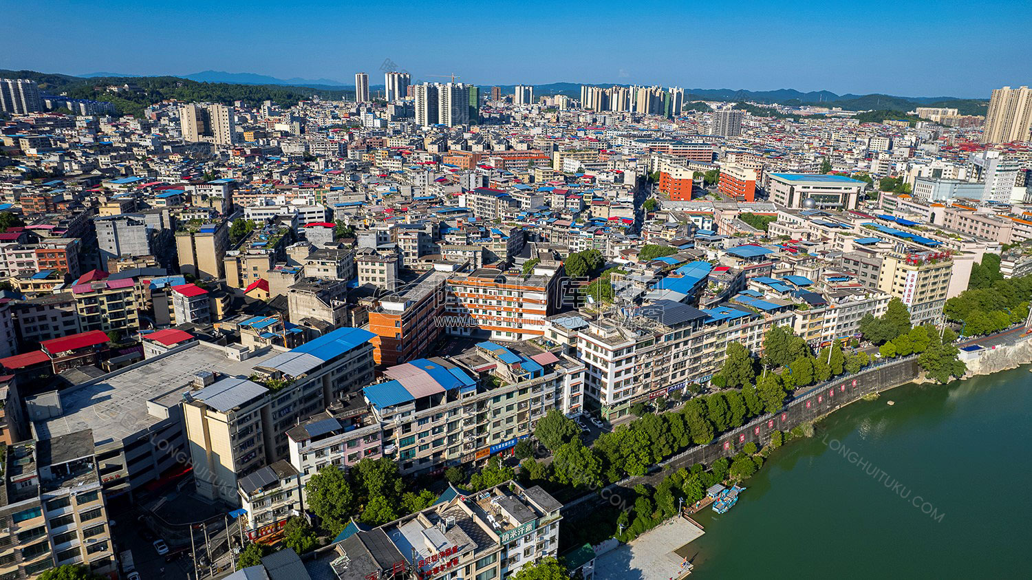 赧水河畔的群贤小学