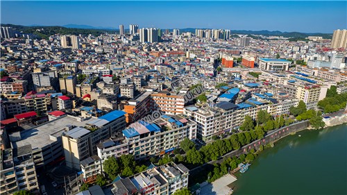 赧水河畔的群贤小学