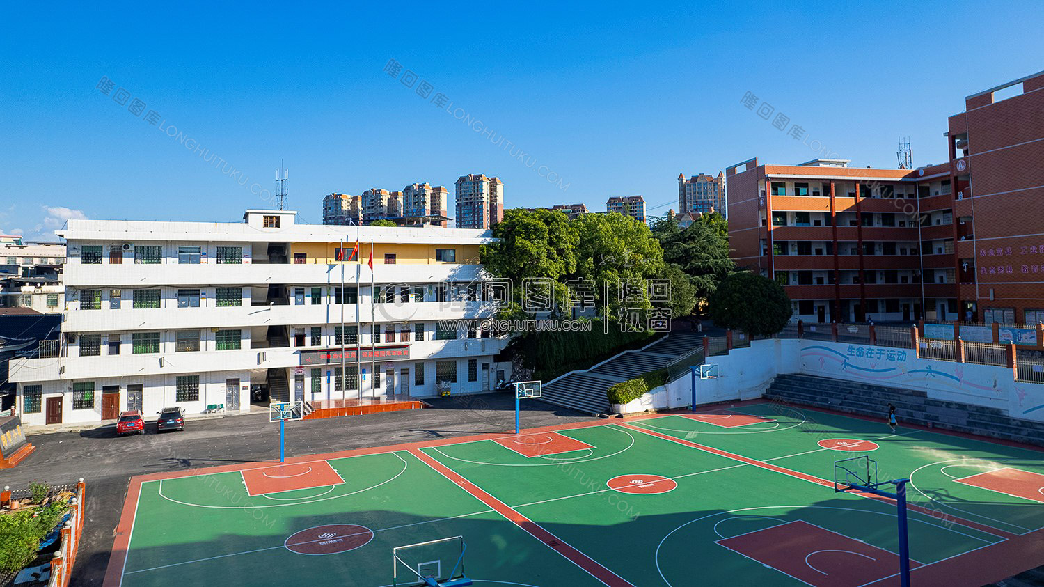 群贤小学办公楼与操场