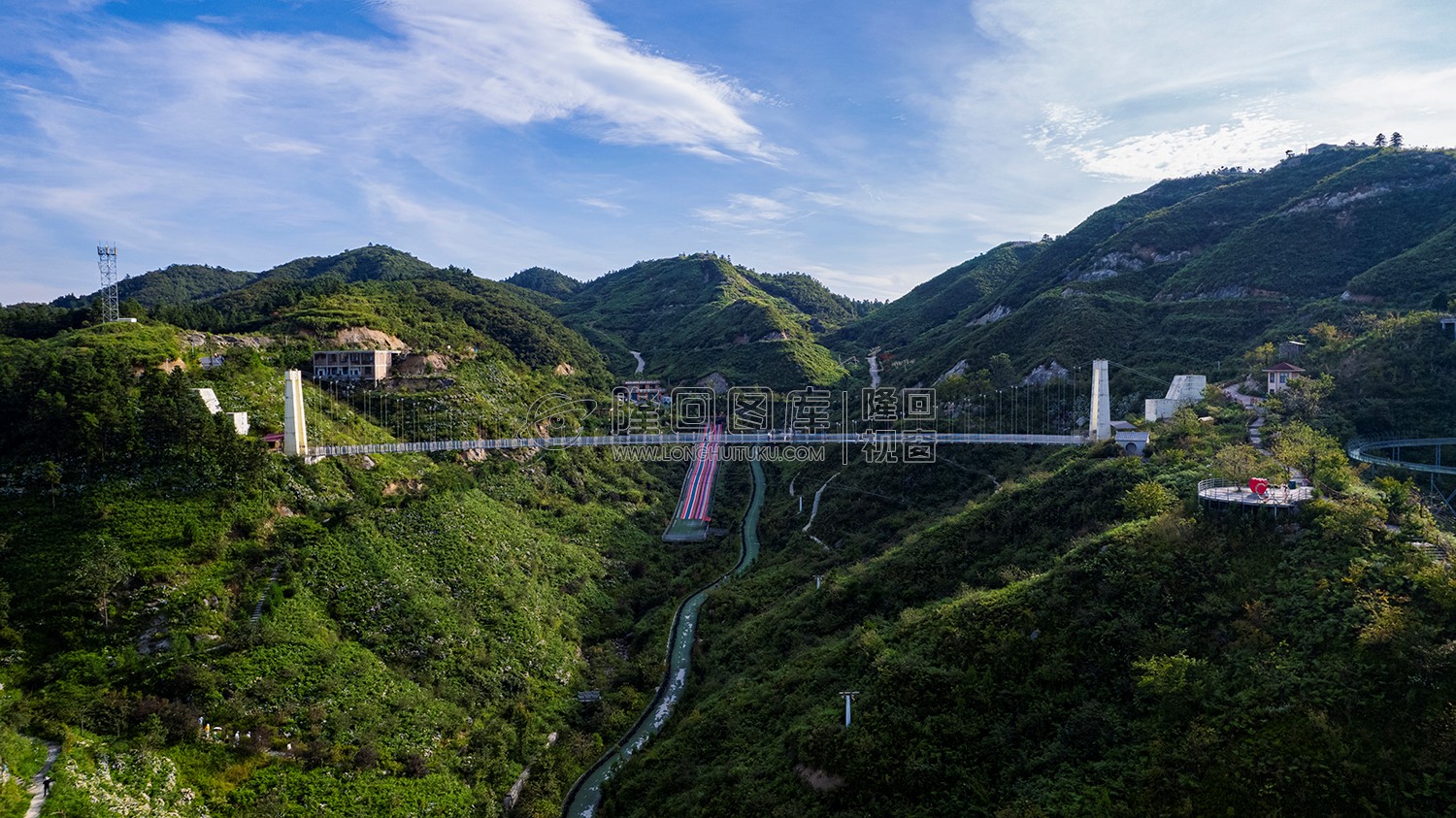 玻璃桥上面的彩虹滑道