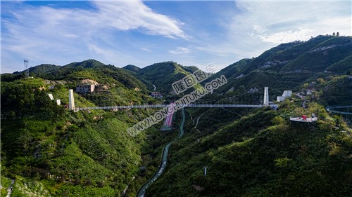 玻璃桥上面的彩虹滑道