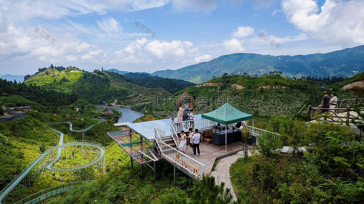 天空之镜拍照的游客