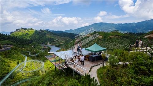 天空之镜拍照的游客