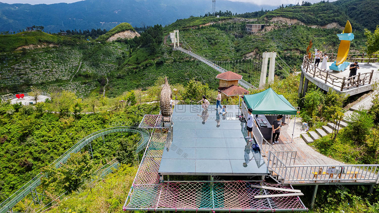 游客在天空之镜拍照打卡