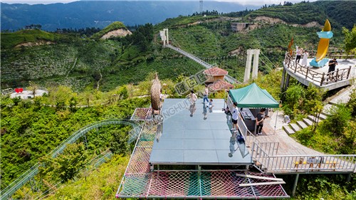 游客在天空之镜拍照打卡