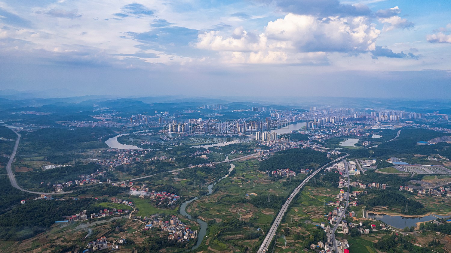 三阁司上空看隆回县城