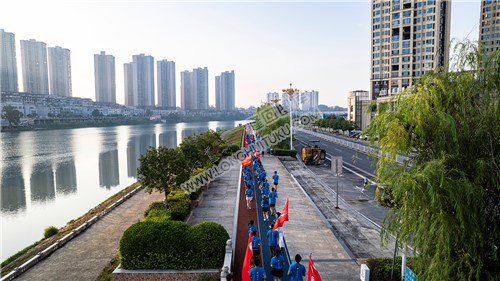 跑过江语城河边