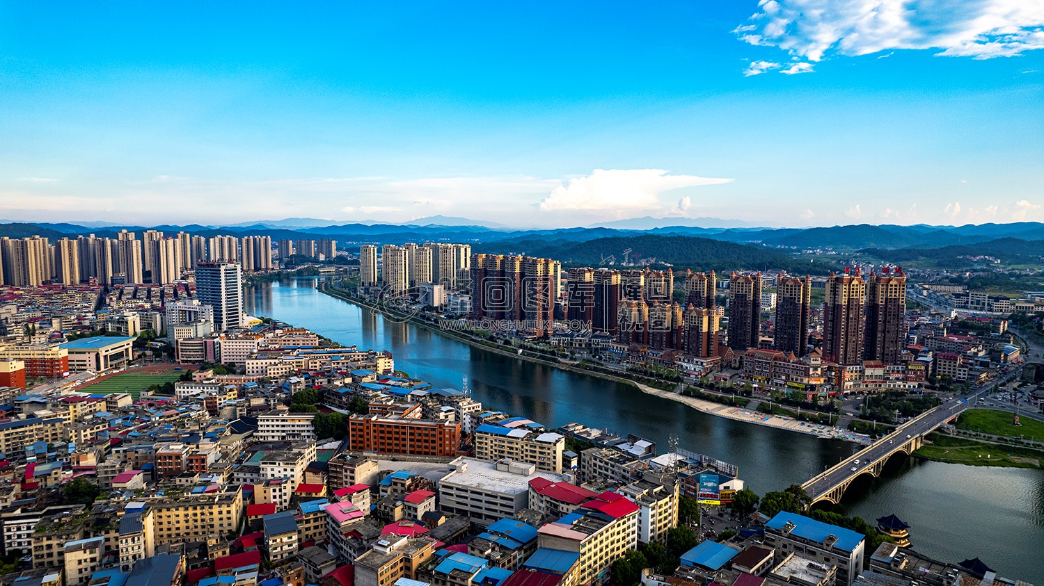 赧水河畔的隆回县城