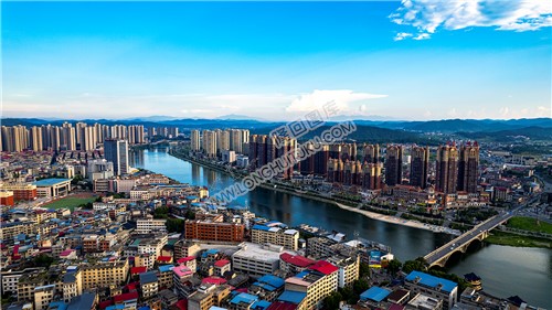 赧水河畔的隆回县城