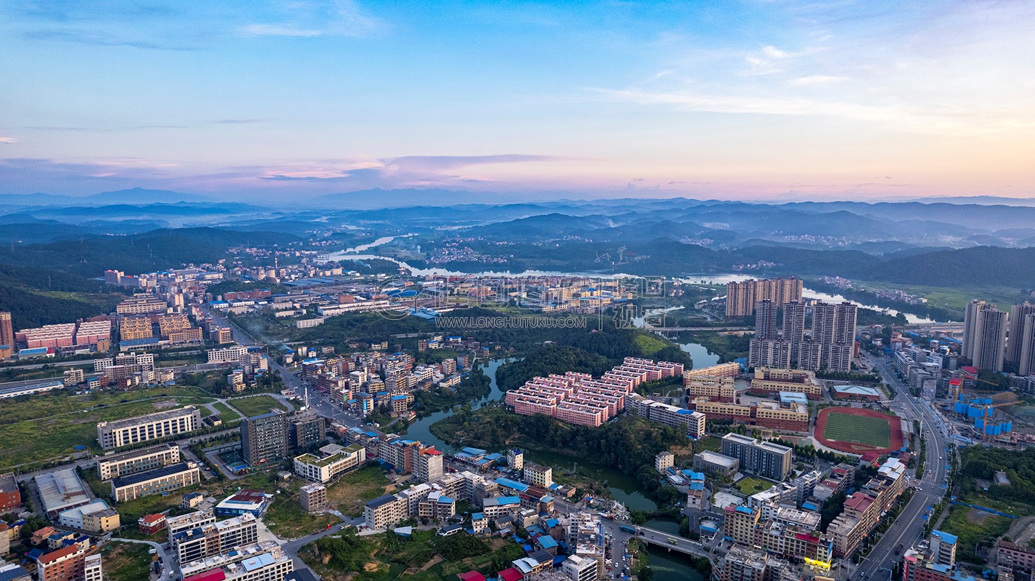 伏龙江旁的隆回工业园